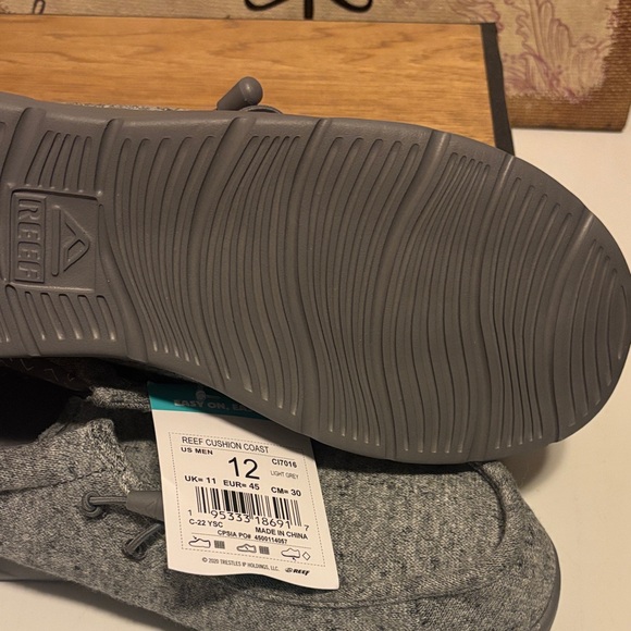 Reef Men's Gray Loafers - Picture 7 of 7